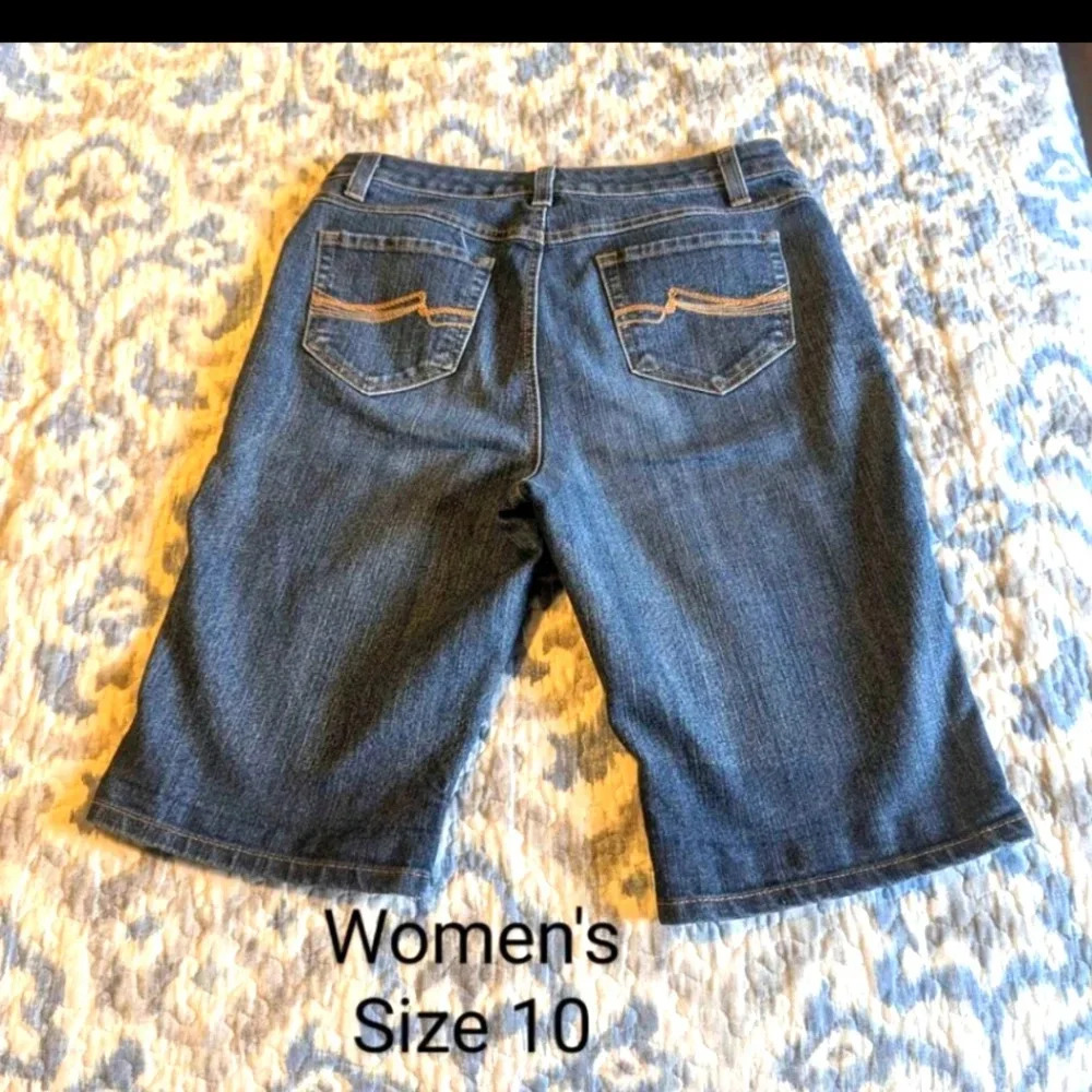 🎈3/$15🎈Women's size 10 nine west Bermuda style Jean shorts